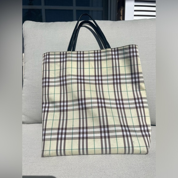 Exquisite RARE Burberry Tote – Your Perfect Summer Companion - Picture 2 of 14